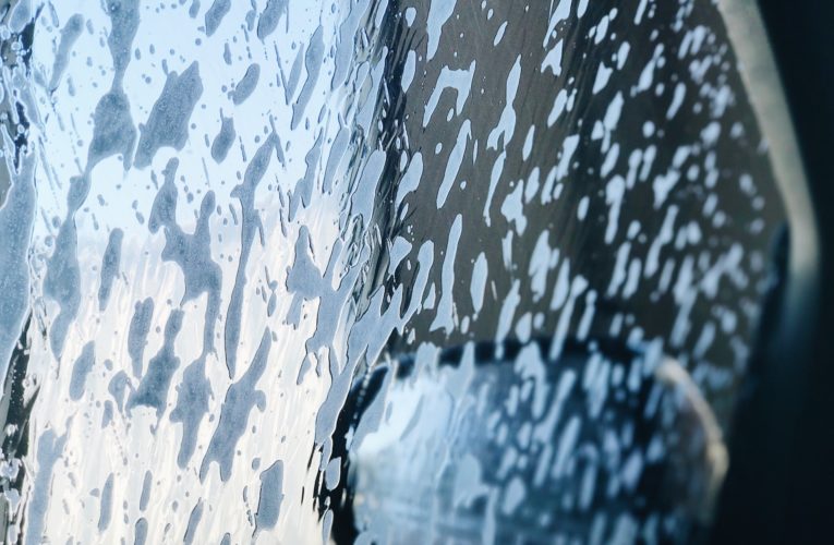 Samoobsługowa myjnia samochodowa – jak skutecznie umyć auto?