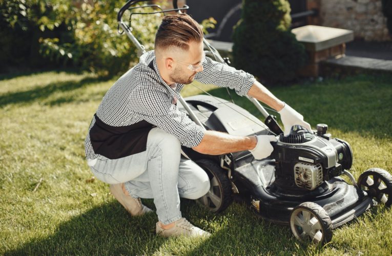 Kosiarka elektryczna czy spalinowa, którą wybrać?