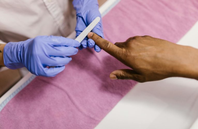 Butelkowa zieleń w świecie manicure – jak zielone paznokcie podbijają serca kobiet?
