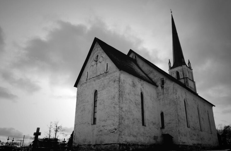 Przemiany religijności w XXI wieku – jak zmienia się sposób wyrażania wiary?