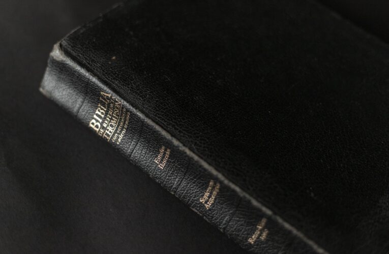 Symbolika religijnych przedmiotów w dewocjonaliach – jak odczytywać ich znaczenie?