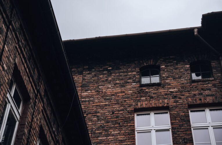 Jak zaizolować fundamenty domu przed wilgocią?