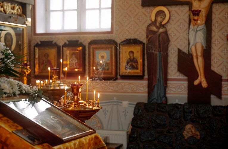 Czym jest religia i jakie pełni funkcje społeczne?