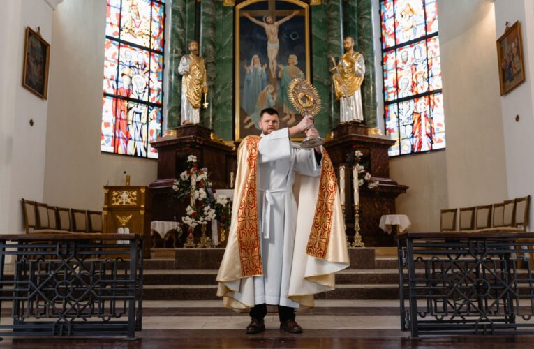 Jak medale i medaliki religijne są wytwarzane?