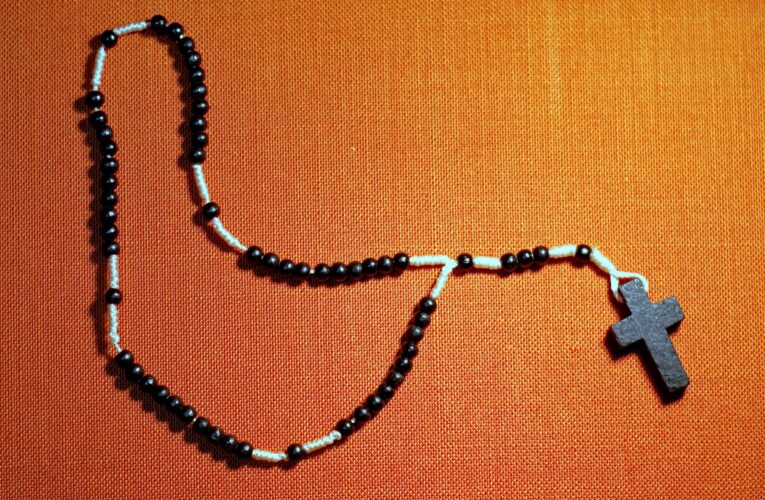 Jak wybrać różaniec jako prezent lub dewocjonalię osobistą?