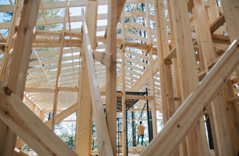 Jak wygląda budowa domu w technologii CLT (cross-laminated timber)?