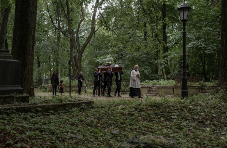 Jak wyglądają ceremonie pogrzebowe w różnych religiach?